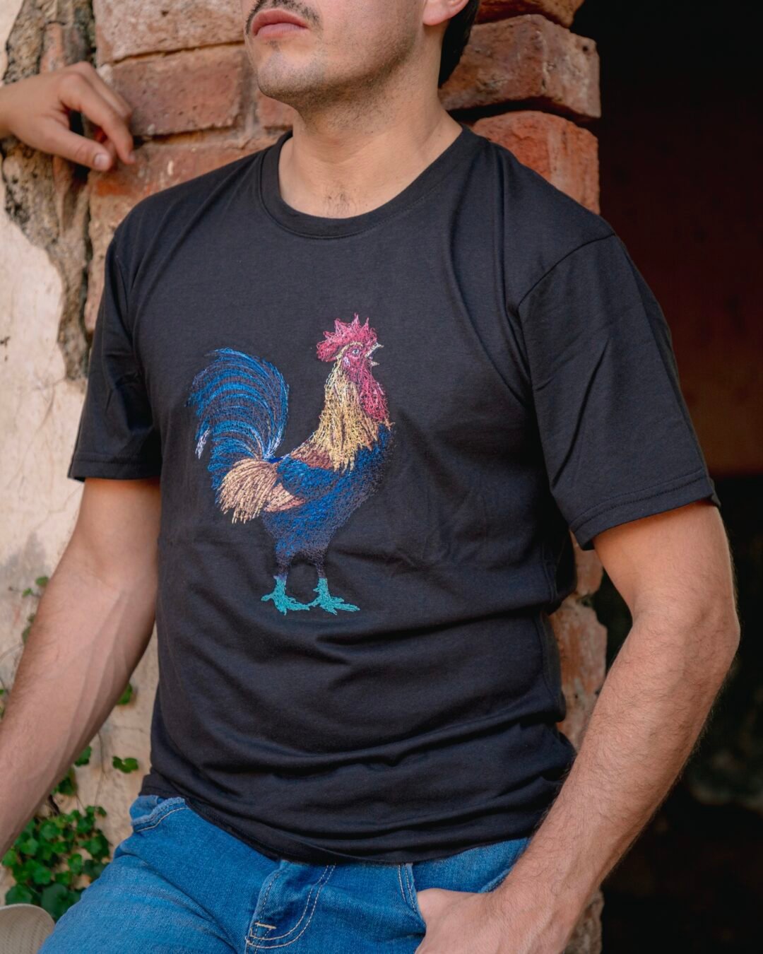 PLAYERA GALLO BORDADO